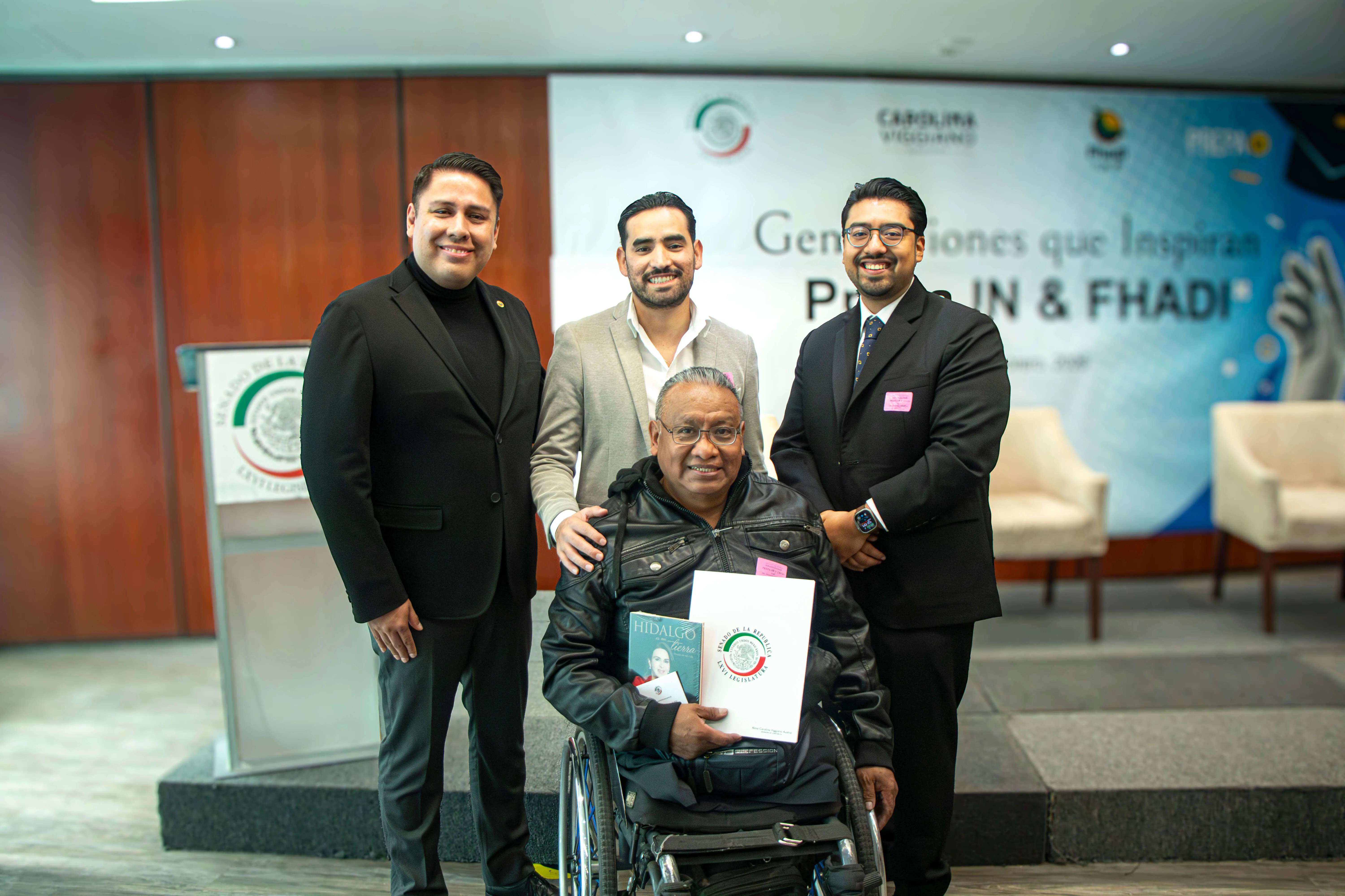 Uno de los graduados de Prepa IN recibiendo su certificado de bachillerato en el Senado de la República